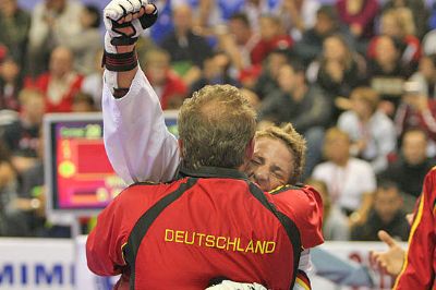 Geschafft: Daniel Manz fällt nach seiner Qualifikation Bundestrainer Waldemar Helm in die Arme